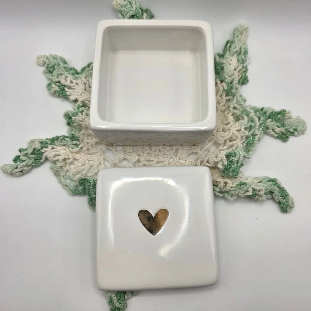 Creative Co-Op Monsieur White Ceramic Trinket Box Gold Heart DF0133A